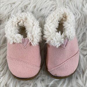 TOMS Tiny Baby Girls Slippers in Pink Wool & Faux Fur Lining Size 2T